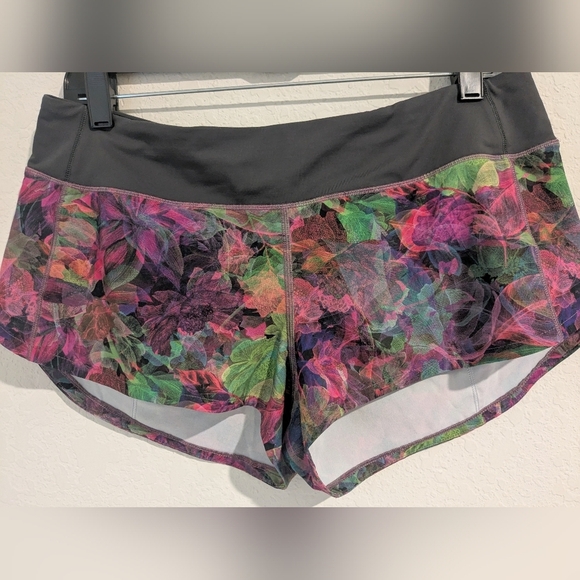 Lululemon Vivid Floral Swift Fabric Low Rise Speed Up Lined Short 2.5" Size 8 - Picture 8 of 12